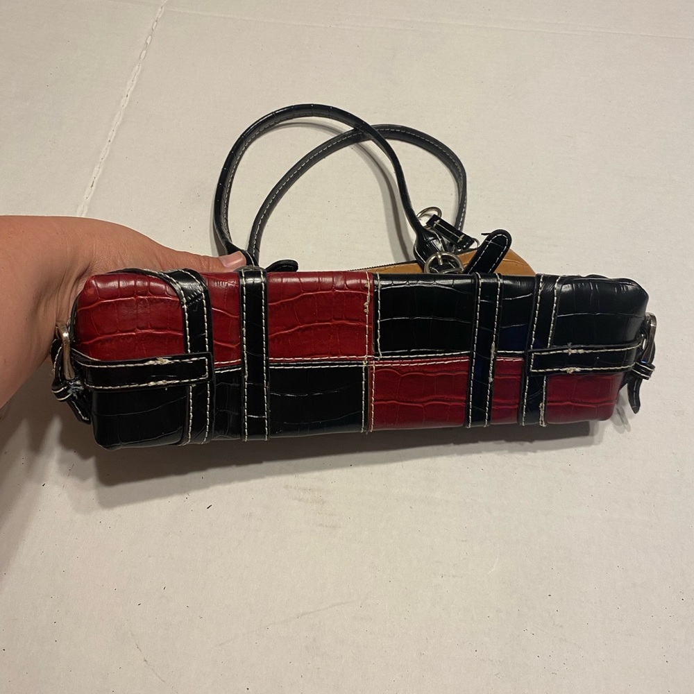 NYC Black and Red Shoulder Bag with Sleek Design - Picture 4 of 5